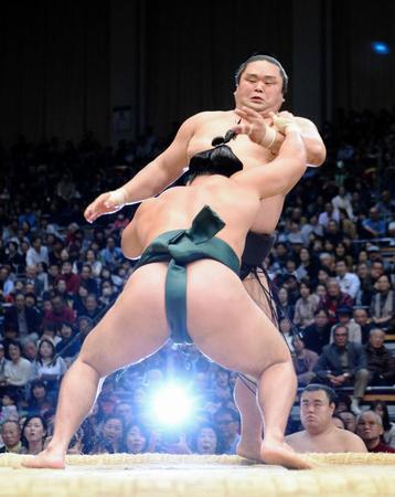 妙義龍（後方）を寄り倒しで破り１０連勝の石浦＝福岡国際センター（撮影・開出牧）