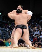 照ノ富士（後方）を寄り切りで下した豪栄道＝福岡国際センター（撮影・開出牧）