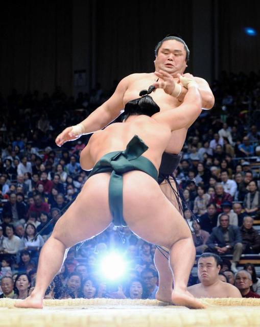 新入幕の石浦が２日目から１０連勝、１敗守る　妙義龍を寄り倒す