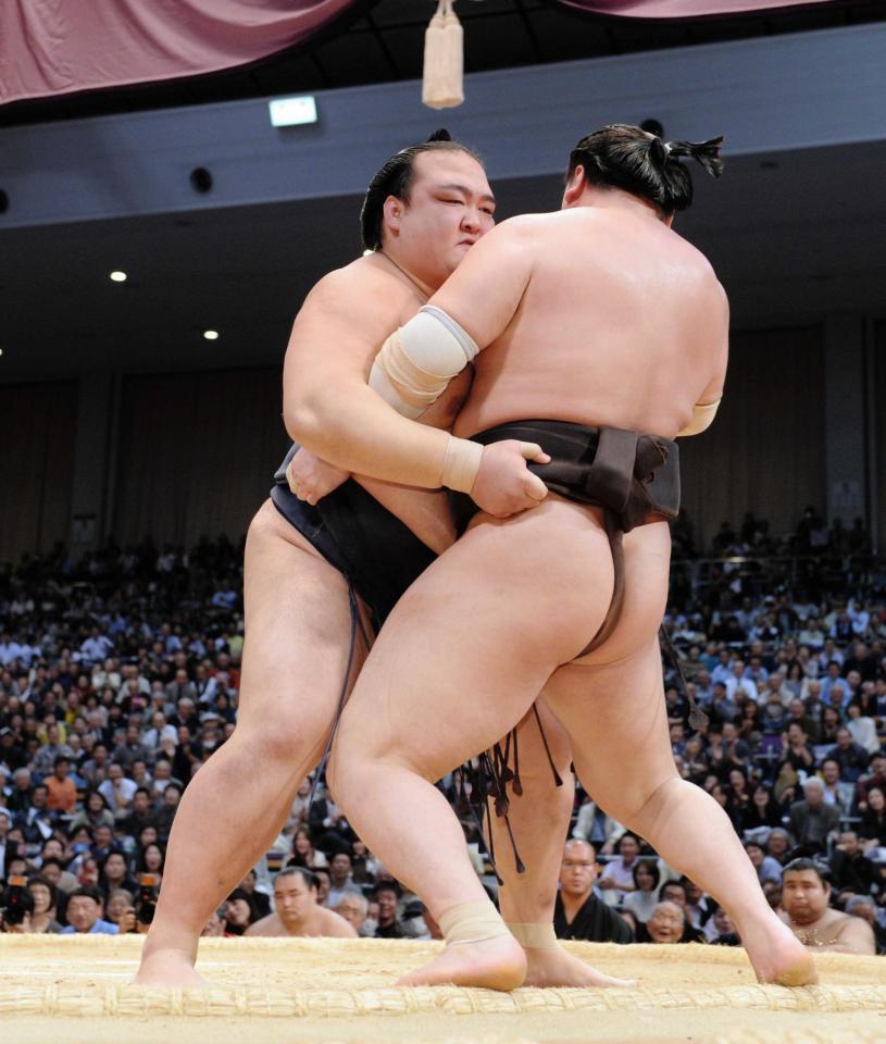 　白鵬（右）を寄り切りで破った稀勢の里（撮影・開出牧）