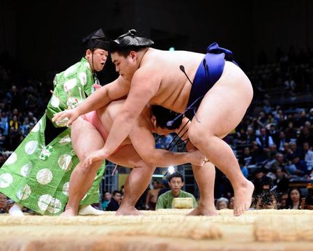 大翔鵬（右）を足取りで破り勝ち越しを決めた宇良＝福岡国際センター（撮影・開出牧）