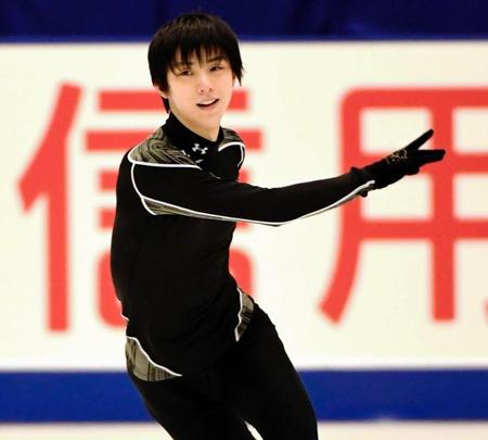 笑顔で練習する羽生結弦＝真駒内セキスイハイムアイスアリーナ（撮影・棚橋慶太）