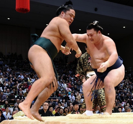 勢（右）に寄り切りで敗れた石浦＝福岡国際センター（撮影・開出牧）