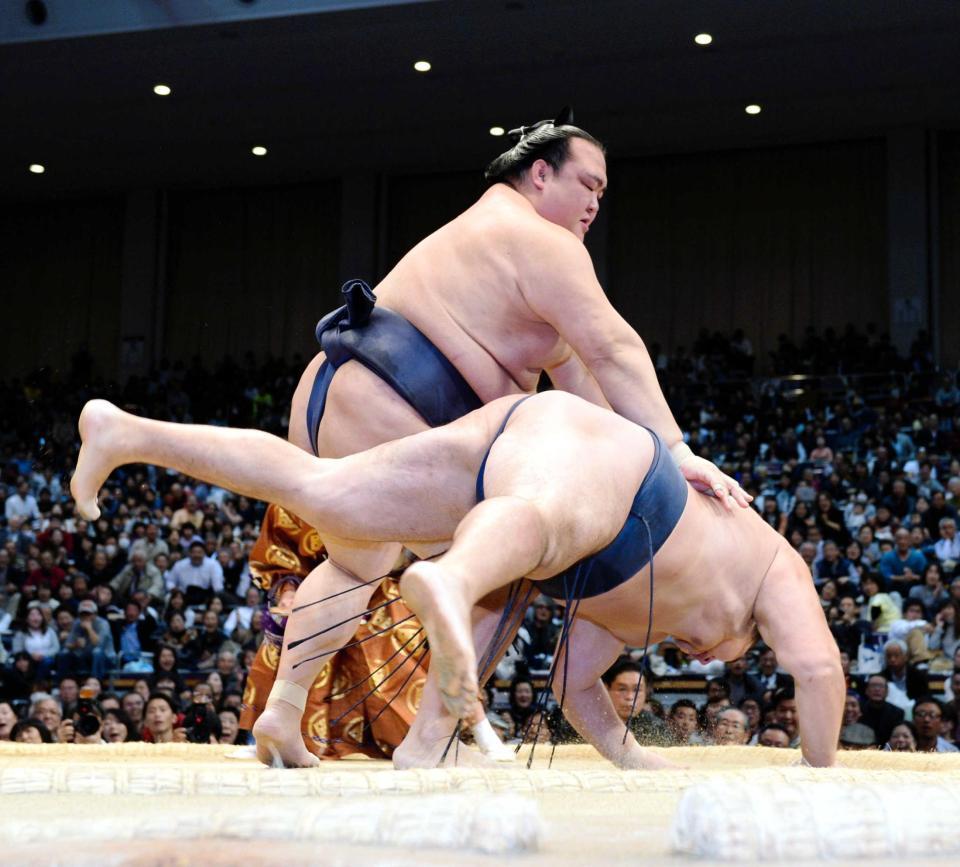 　鶴竜（下）を小手投げで破った稀勢の里（撮影・開出牧）