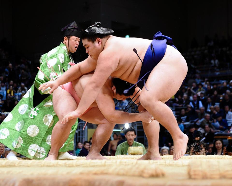 大翔鵬（右）を足取りで破り勝ち越しを決めた宇良＝福岡国際センター（撮影・開出牧）