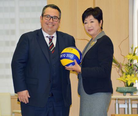 　小池百合子東京都知事（右）と会談し、ボールを贈呈する国際バレーボール連盟のアゼベド氏＝２５日午前、都庁