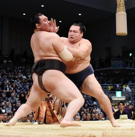 白鵬（左）を突っ張りで土俵際へ追い込む鶴竜＝福岡国際センター（撮影・開出牧）