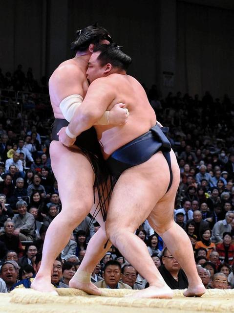 鶴竜、白鵬との横綱対決に圧勝！１４日目にも３度目優勝決定