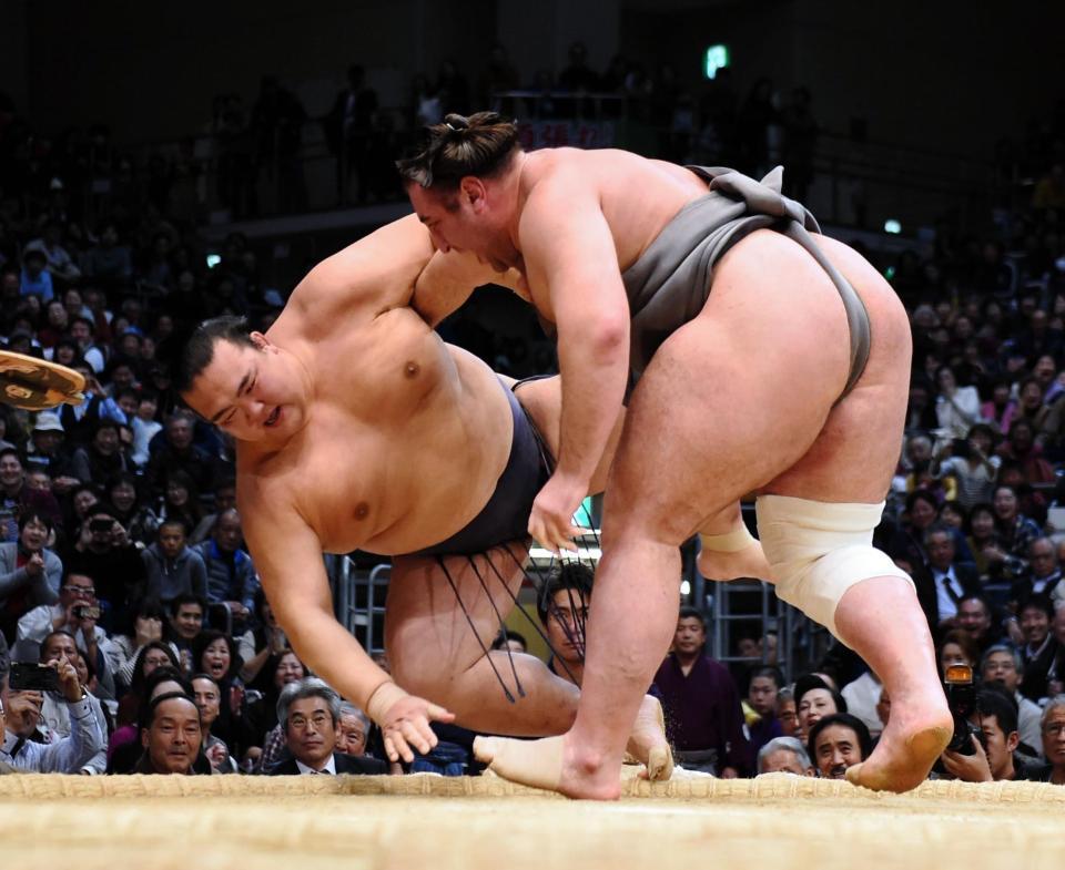 栃ノ心（右）に下手投げで敗れた稀勢の里＝福岡国際センター（撮影・開出牧）