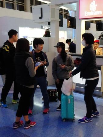 　世界ジュニア選手権に出発できず空港で足止めを食らう平野美宇（中央左）と伊藤美誠（同右）＝羽田空港