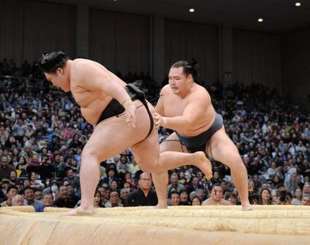 豪栄道（左）を上手出し投げで下し優勝を決めた鶴竜＝福岡国際センター（撮影・開出牧）