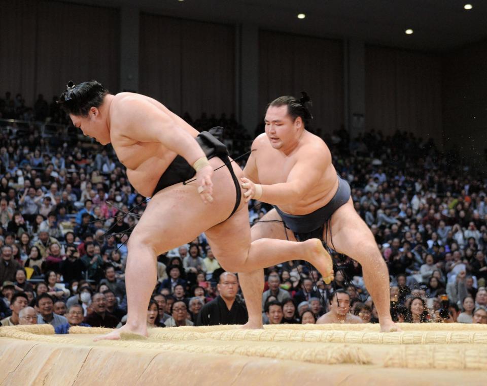 豪栄道（左）を上手出し投げで下し優勝を決めた鶴竜＝福岡国際センター（撮影・開出牧）