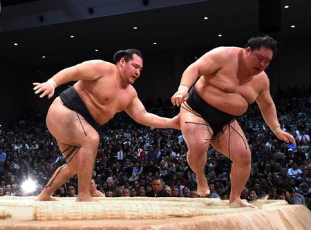 　豪栄道（右）を上手出し投げで下し、３回目の優勝を決めた鶴竜