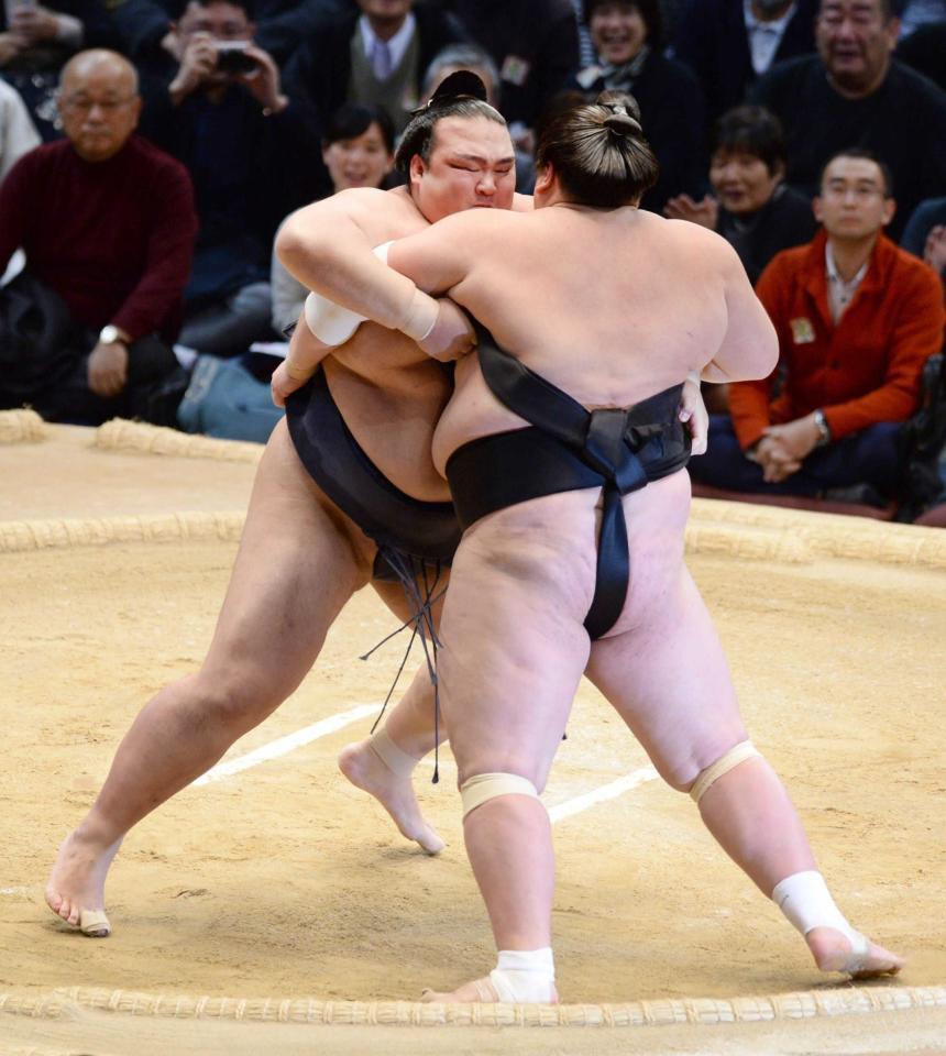 　照ノ富士（右）を寄り切りで下す稀勢の里