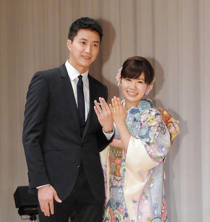 結婚指輪を披露した福原愛と夫の江宏傑（左）＝２０１６年９月２１日撮影