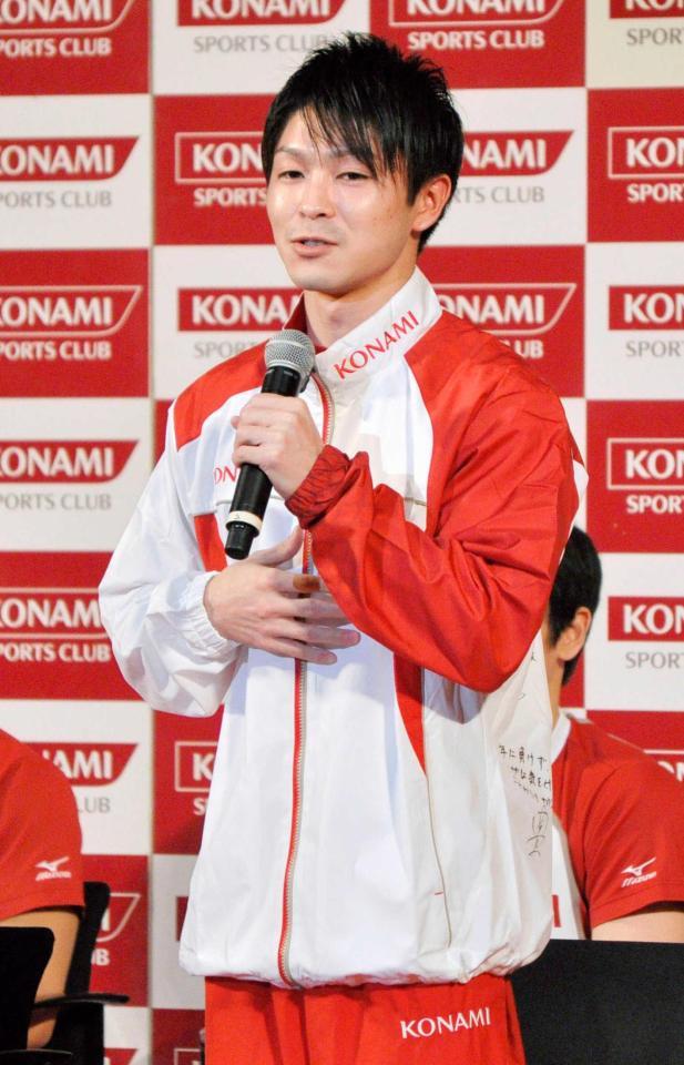 　今月限りで退社するコナミスポーツの体操教室であいさつする内村航平。プロ転向を正式に宣言した