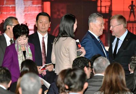 　リオ大会の「引き継ぎ会議」に臨む東京都の小池知事（左端）と東京五輪・パラリンピック組織委の森会長（右から２人目）ら