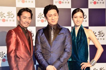 　発表会でポーズをとる（左から）高橋大輔さん、市川染五郎、荒川静香さん