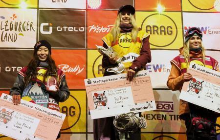 　スノーボードのＷ杯ビッグエアで３位に入り、表彰台に立つ鬼塚雅（左）＝メンヘングラッドバッハ（国際スキー連盟提供・共同）