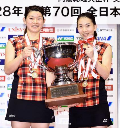 　女子ダブルスで優勝した高橋礼（左）、松友組＝代々木第二体育館