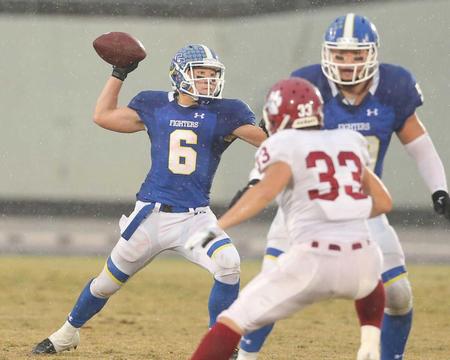 　第４Ｑ、パスを投げる関学大・ＱＢ伊豆（左）