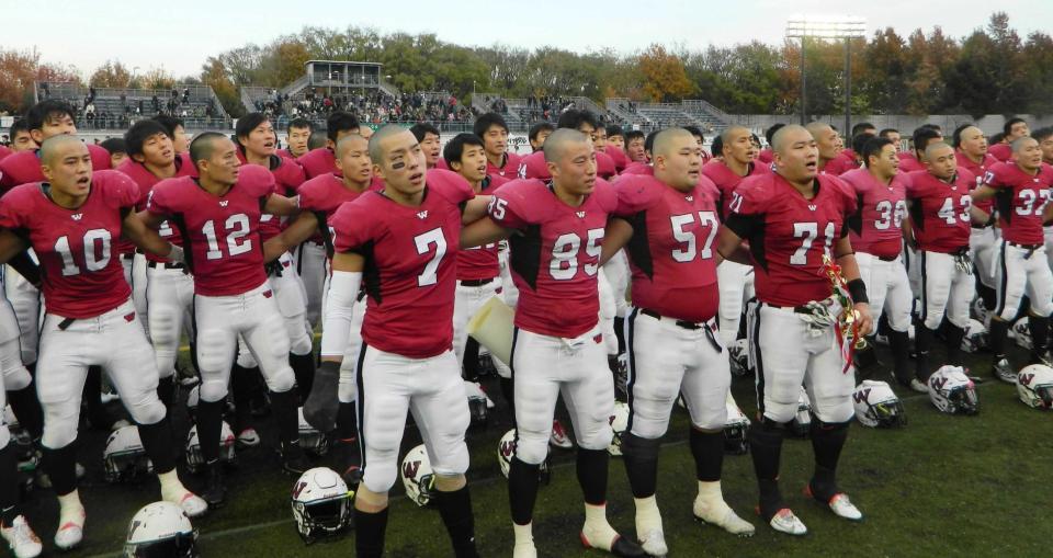 　東日本代表校決定戦を制して応援歌を合唱する早大の選手