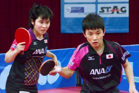 　混合ダブルス準々決勝でプレーする張本（右）、平野組＝ケープタウン（共同）