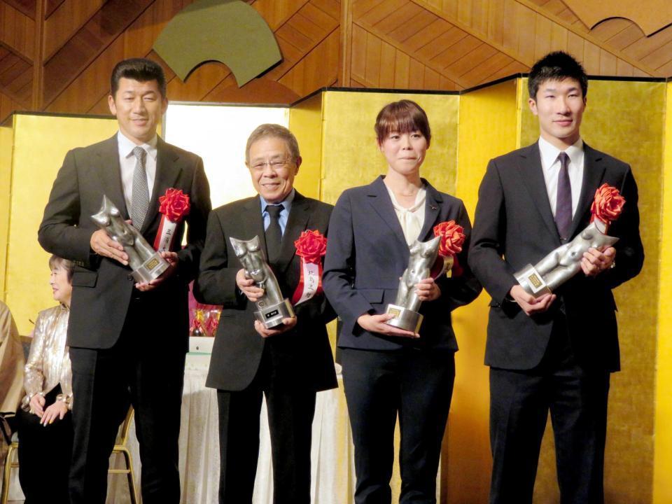 　「ゆうもあ大賞」受賞を喜ぶ（左から）三浦大輔、北島三郎、星奈津美、桐生祥秀
