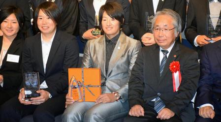 　ソフトボール女子の日本リーグ表彰式でリーグ特別表彰を受けたビックカメラ高崎の上野由岐子（左から３人目）