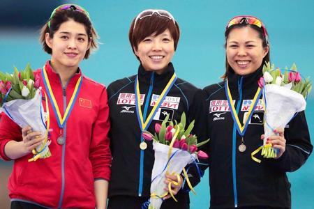 　女子５００メートルで優勝し表彰台で笑顔を見せる小平奈緒（中央）と３位の辻麻希（右）（ゲッティ＝共同）