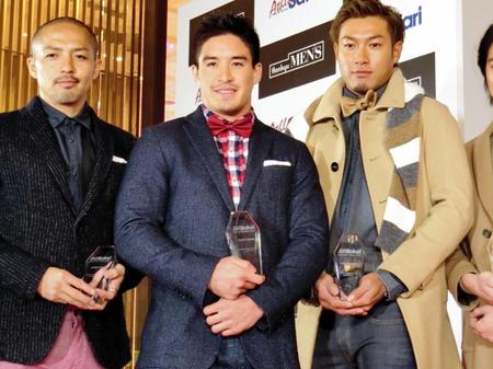　アスリートドレッサーアワードを受賞したベイカー茉秋（中央）。左は小野伸二、右は柳田悠岐