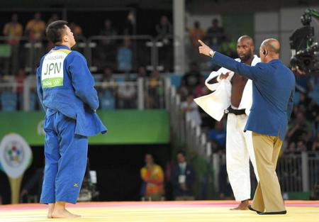 　リオ五輪決勝のリネール戦で指導を受ける原沢久喜＝８月