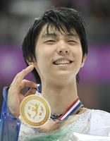 　ＧＰファイナル男子で４連覇を達成し、メダルを手に笑顔の羽生結弦＝マルセイユ（共同）