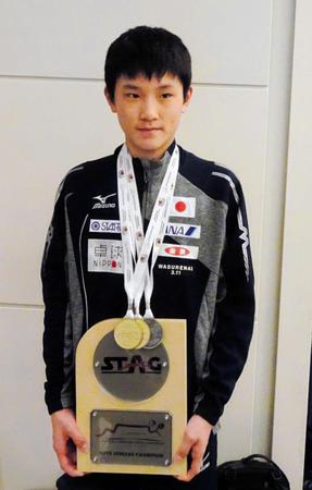 羽田空港に帰国し、世界ジュニア選手権の優勝盾とメダルを見せる張本智和