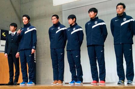 　箱根駅伝の壮行会で登壇した東洋大の酒井俊幸監督（左端）と選手ら。左から２人目は服部弾馬