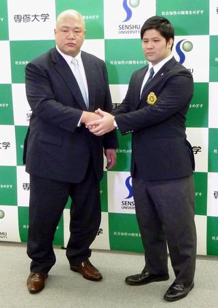 　藤島部屋への入門を発表し、藤島親方（左）と握手する専大の福山