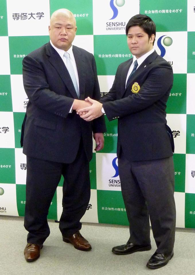 　藤島部屋への入門を発表し、藤島親方（左）と握手する専大の福山