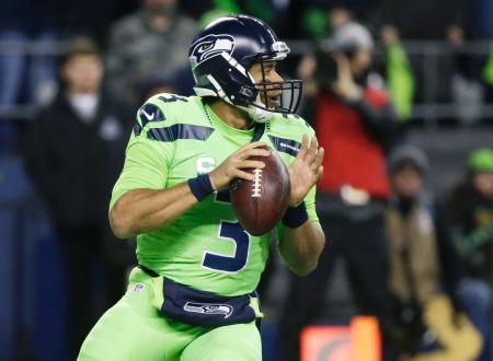 　ラムズ戦でパスを狙うシーホークスのＱＢ、Ｒ・ウィルソン＝シアトル（ＡＰ＝共同）