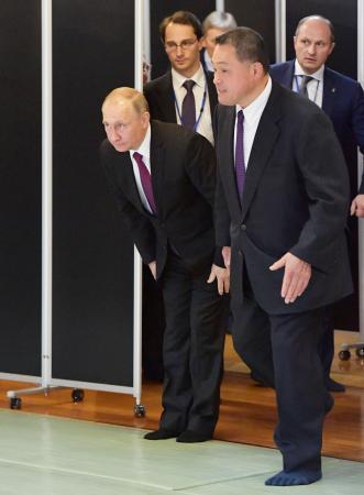 　一礼して講道館の柔道場に入るロシアのプーチン大統領。右は山下泰裕・全日本柔道連盟副会長＝１６日午後、東京都文京区（代表撮影）