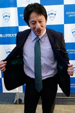 裏地も青学カラーであることを強調する原晋監督＝青学大相模原キャンパス