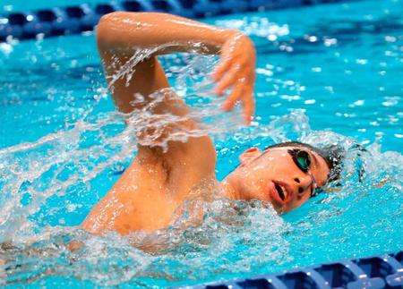 　強化合宿で練習する萩野公介