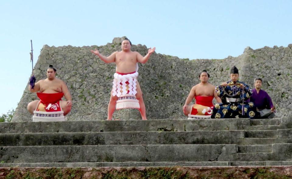　世界遺産の中城城で土俵入りを披露する横綱白鵬（左から２人目）。太刀持ちは魁聖、露払いは石浦