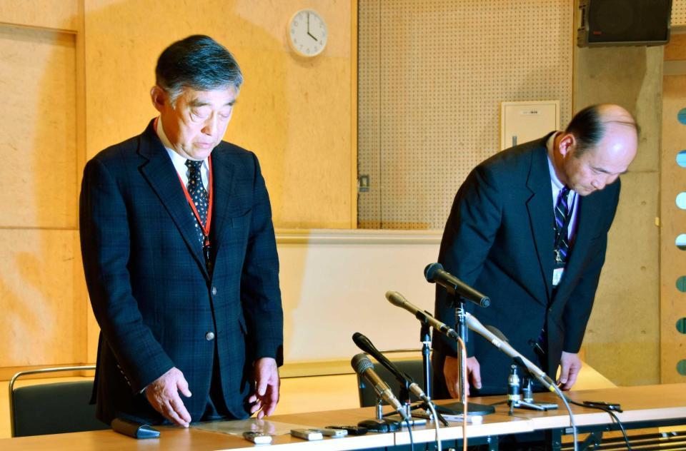 　日大東北高の相撲部顧問の暴行について謝罪する松井弘之校長（左）ら（共同）