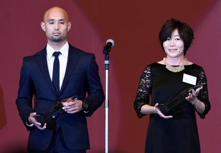 　「アスレティック・アワード」で特別賞を贈られた山本篤（左）と野口みずきさん（共同）