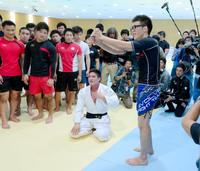 柔道男子の日本代表合宿で技術指導する総合格闘家の青木真也（手前右）。中央はベイカー茉秋