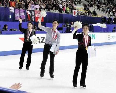 笑顔で手を振り場内を１周する（右から）宇野昌磨、田中刑事、無良崇人＝東和薬品ＲＡＣＴＡＢドーム（撮影・持木克友）