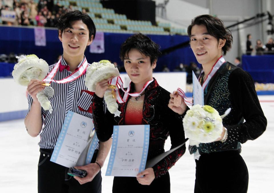 （左から）２位の田中刑事、初優勝の宇野昌磨、３位に終わった無良崇人＝東和薬品ＲＡＣＴＡＢドーム（撮影・持木克友）