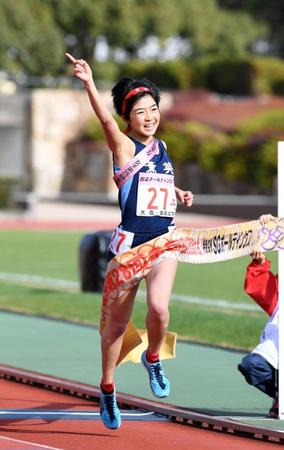 ゴールテープを切る薫英女学院アンカーの竹内ひかり＝西京極陸上競技場