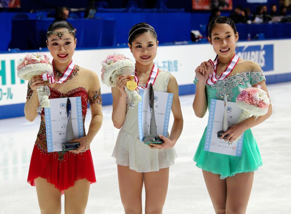 メダルを手に笑顔を見せる（左から）２位の樋口新葉、優勝の宮原知子、３位の三原舞依