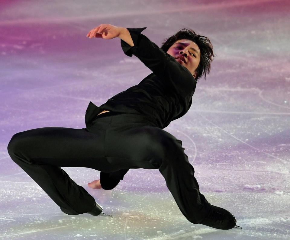 スタンドのファンから喝采を浴びる宇野昌磨＝東和薬品ラクタブドーム（撮影・北村雅宏）